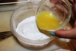 смешиваем сахарную пудру и лимонный сок