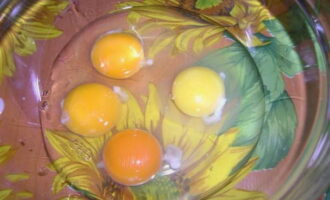 Отмерять необходимое количество молока нужно очень интересным способом: разбейте яйцо так, чтобы одна половинка скорлупы осталась без особых повреждений. Объем этой скорлупки равен примерно 20-30 мл, в зависимости от размера яйца, поэтому соотношение получается более точное. Разбейте яйца в глубокую миску, добавьте соль и перец.