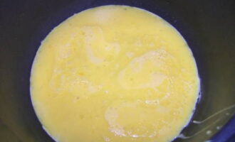 Влейте смесь в подготовленную чашу. На этом этапе по желанию можно добавить различные топпинги, например, мелко нарезанные помидоры или тертый сыр.