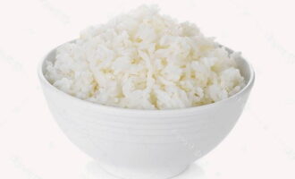 Рис залейте водой в мультиварке в соотношении 1:1, слегка подсолите и готовьте 10 минут в режиме «рис/крупа». 