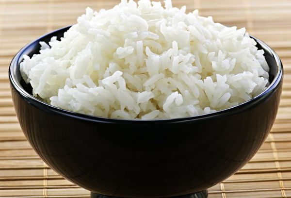 вареный рис в черной миске