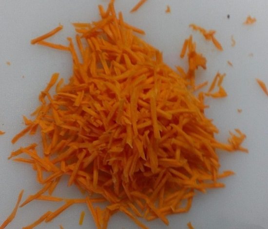 Очищенный морковный корнеплод