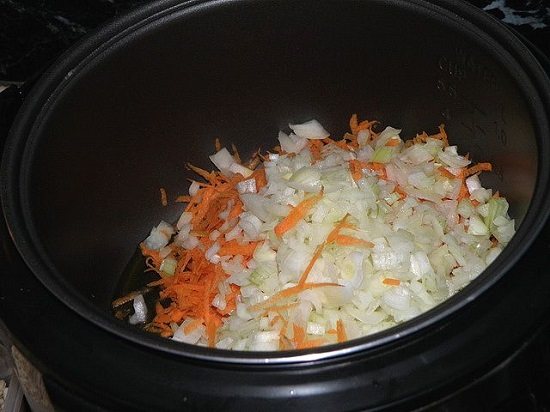 Пассеруем лучок и морковь в течение пятнадцати минут