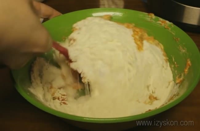 Очень важно тщательно перемешать тесто для приготовления морковного торта в мультиварке.
