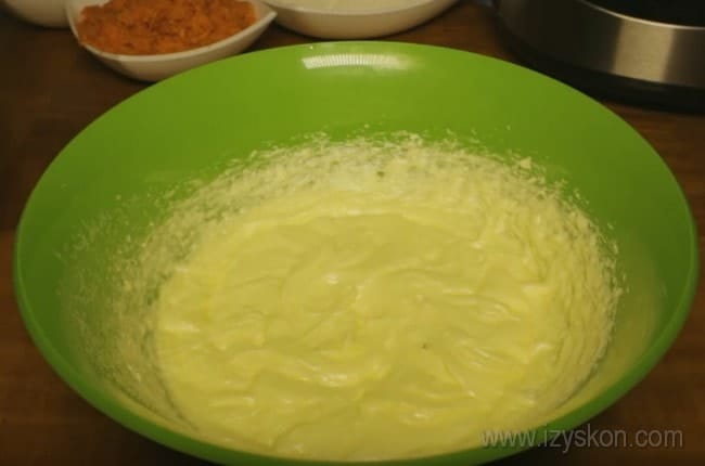 Для приготовления морковного торта в мультиварке понадобится хорошо взбитое масло.