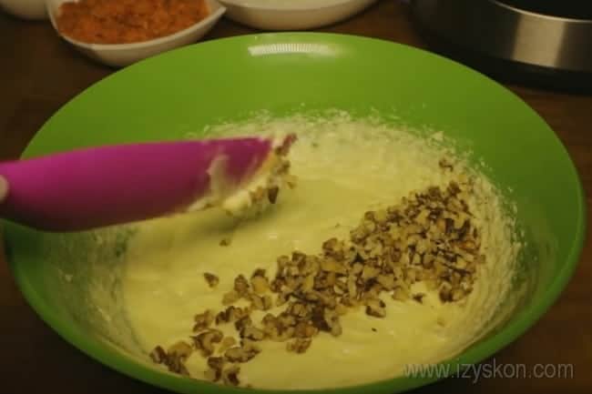 Морковный торт в мультиварке будет очень вкусным, если добавить в тесто орехи.
