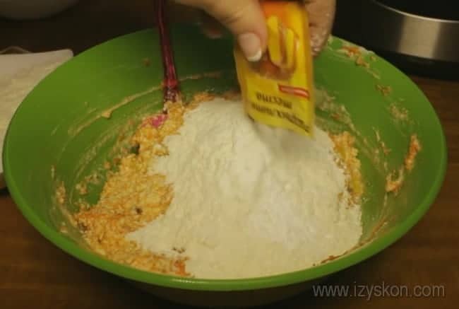 Наступил черед муки - добавляем ее в тесто для приготовления морковного торта в мультиварке.