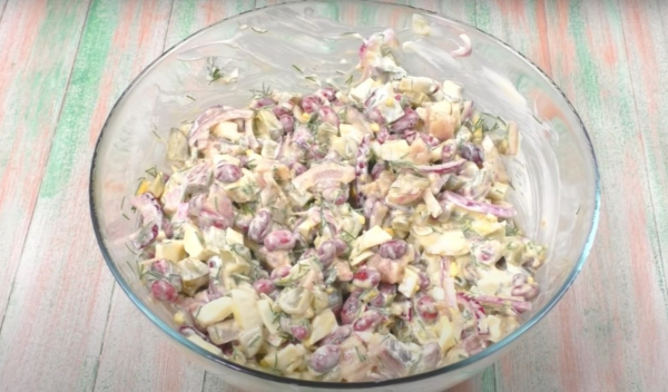 Беру 1 банку фасоли и селедку. Готовлю потрясающий салат: рецепт из простых продуктов
