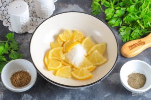 Маринованная семга с лимонным соком, кориандром и перцем