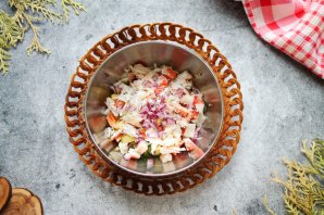 Салат с крабом и персиками